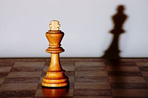 Schachfiguren: König mit Schatten
